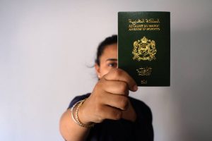 شابة مولودة في مليلية تعرض جواز السفر المغربي الذي تملكه.. المصدر: إِلْباييس