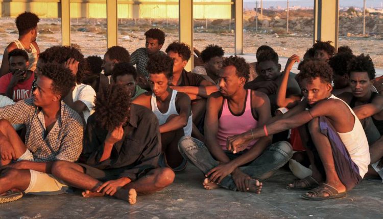 إنقاذ مجموعة من المهاجرين من حطام 25 يوليوز، 100 كم شرق طرابلس. المصدر: AFP