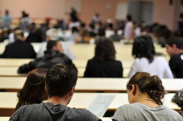 رسوم جامعية "خيالية" تثير موجة غضب واسعة وتسائل الحكومة
