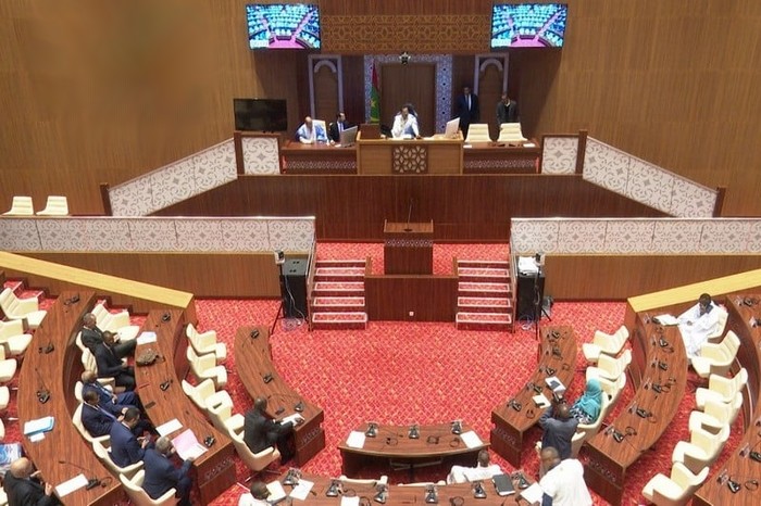 الرئيس الموريتاني يحلّ البرلمان