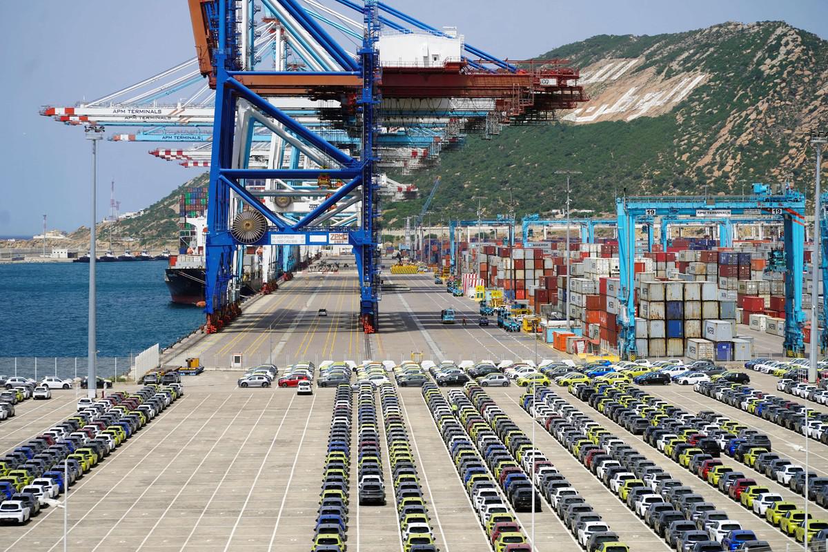 الدين 13 المغرب يتوقع نمواً مستقراً ويستهدف خفض الدين إلى 63%