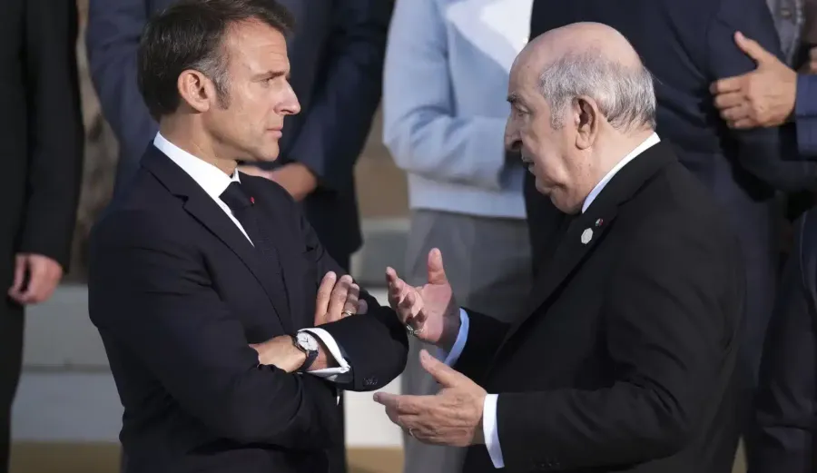 ماكرون 17 امتيازات السفارات تفجّر توترًا جديدًا بين الجزائر وباريس