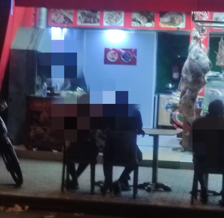 عين عتيق..محلات متهمة بـ”التحايل على الرخص”و مطالب للسلطات بالتدخل