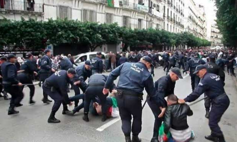 الجزائر تشن حملة اعتقالات واسعة لنشطاء يستعدون للتظاهر تضامنا مع غزة الجزائر تشن حملة اعتقالات واسعة لنشطاء يستعدون للتظاهر تضامنا مع غزة
