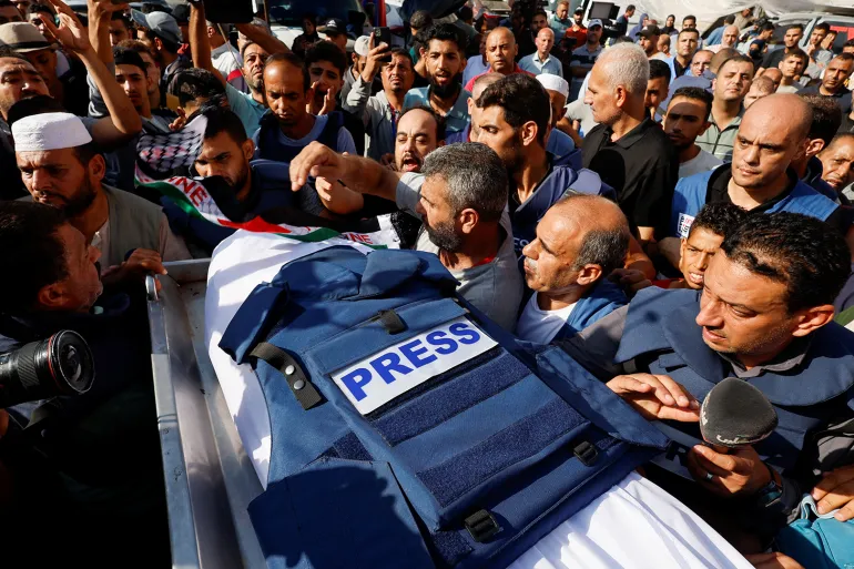 مقتل 5 صحفيين و15 فلسطينيا بغارة إسرائيلية