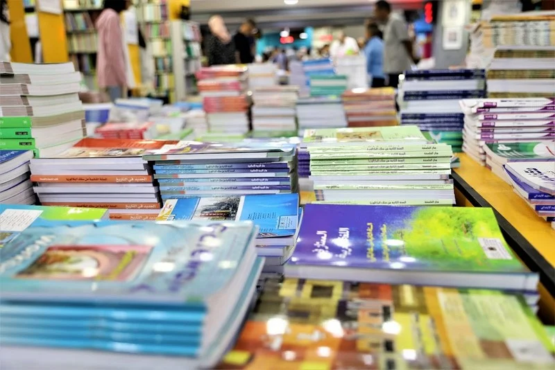 جدل حول بيع الكتب داخل المؤسسات.. وقرار مرتقب من الوزارة