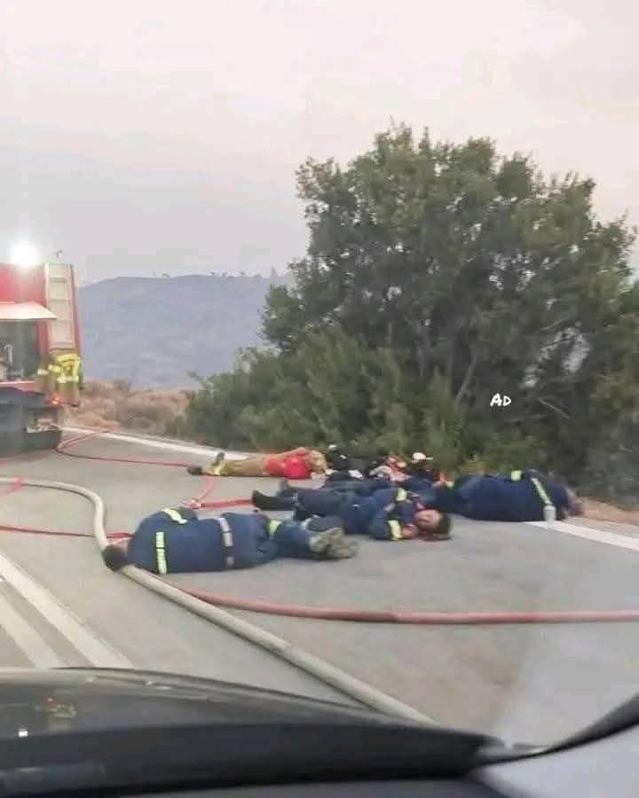 أبطال الوقاية المدنية يستريحون على طريق الشجاعة بعد مواجهة النيران