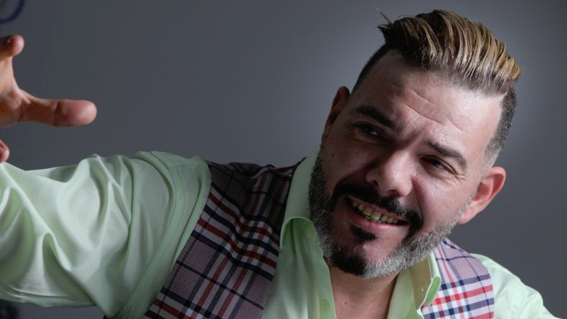 انهيار منصة حزبية بها حفل لعادل الميلودي بـشفشاون