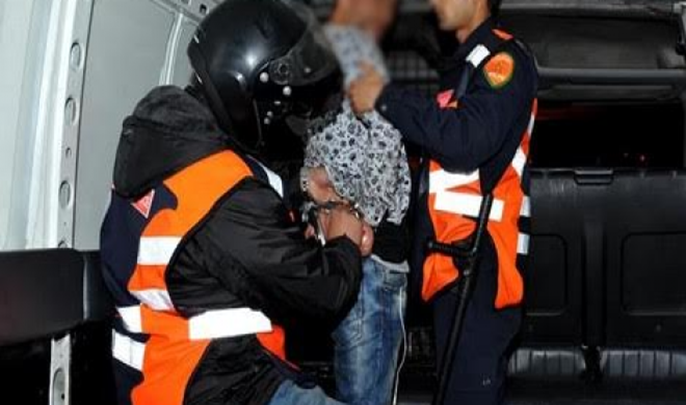 فيديو رمي أوراق نقدية من سطح منزل بهوارة يفجر مفاجأة