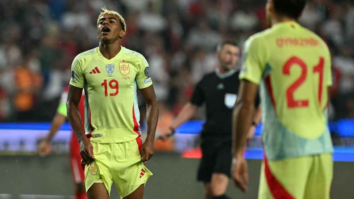 فليك ينتقد منتخب إسبانيا بعد تفاقم إصابة لامين يامال