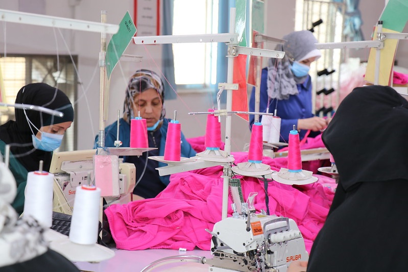 استطلاع صادم: نصف المغربيات يواجهن التحرش والمنع من العمل