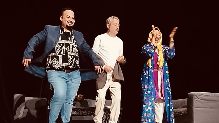 “ثلاثة من جوج” تعبر الحدود
