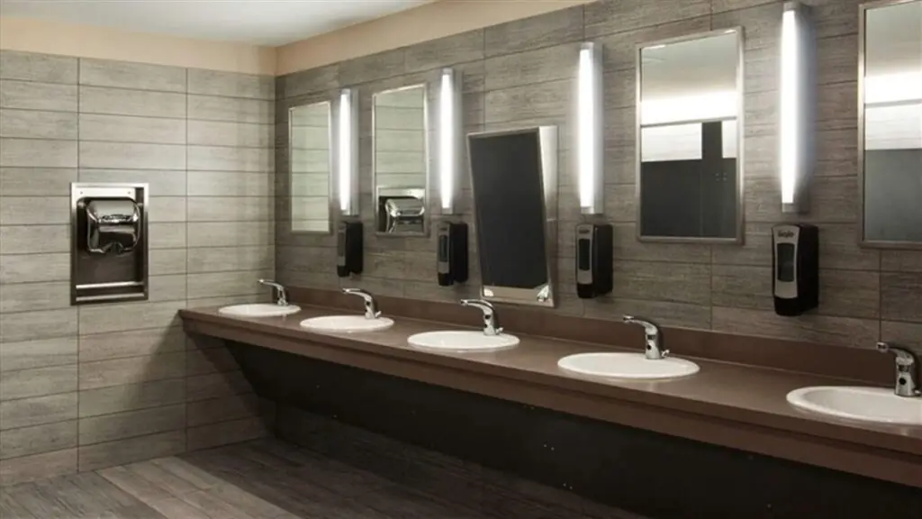 اتهامات لوزارة المنصوري “بتثبيت كاميرات في مراحيض النساء”