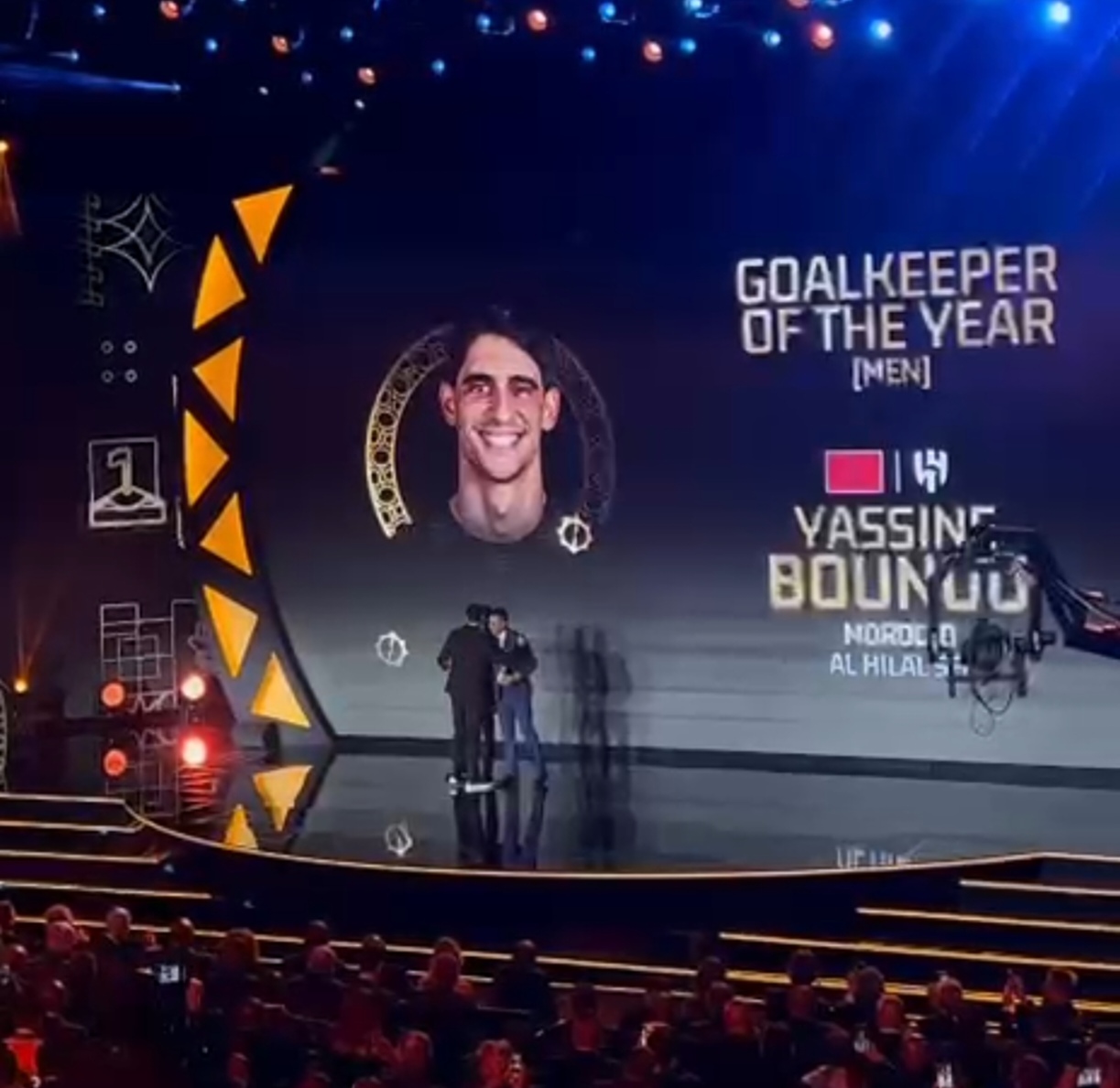 تتويج ياسين بونو بلقب “أفضل حارس مرمى في أفريقيا 2025” تتويج ياسين بونو بلقب “أفضل حارس مرمى في أفريقيا 2025”