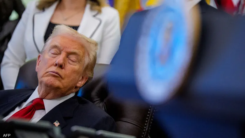 صور ترامب “نائم” في لقاء رسمي تجتاح منصات التواصل