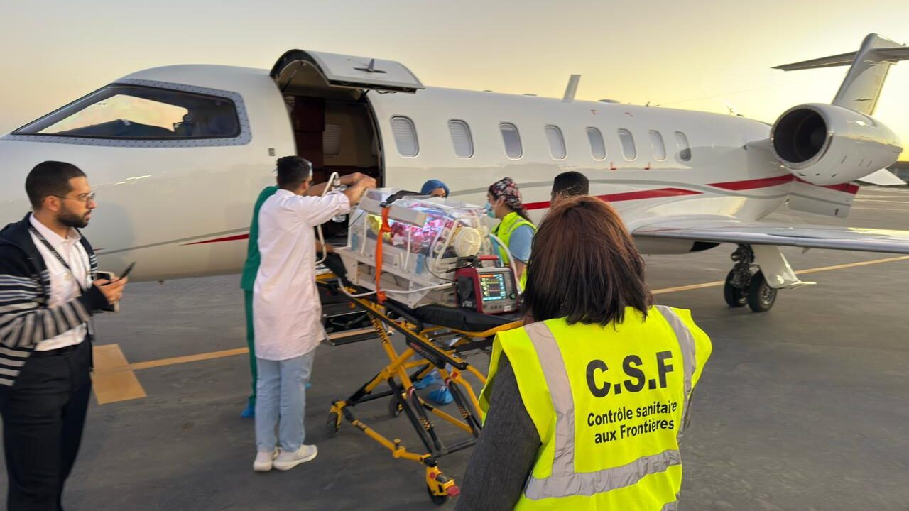 وزارة الصحة تؤمن نقلا جويا استعجاليا لرضيع من العيون إلى الرباط