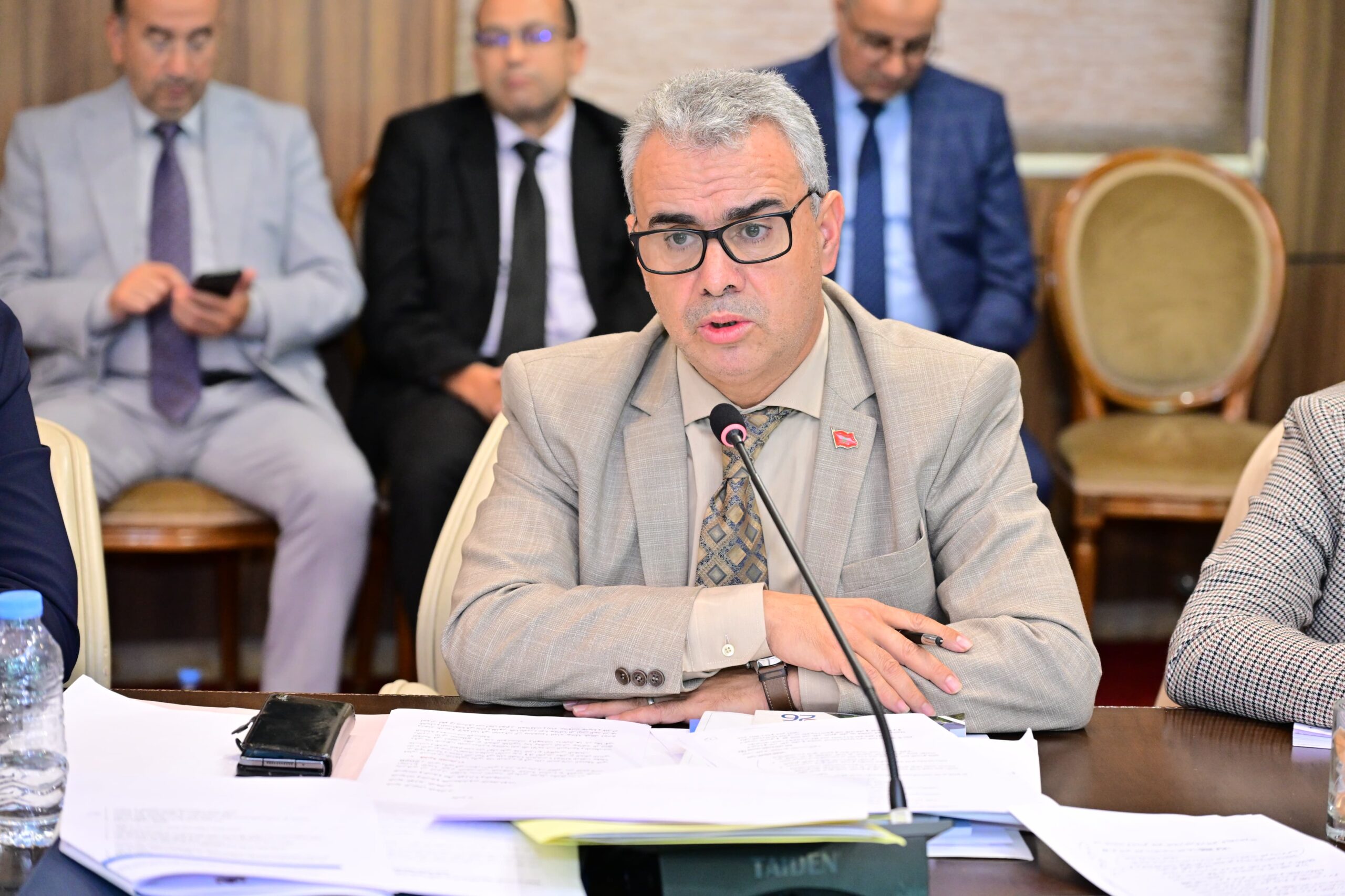 السطي يضغط لتعميم “البراق” على الصحافيين ويهاجم خط فاس–وجدة