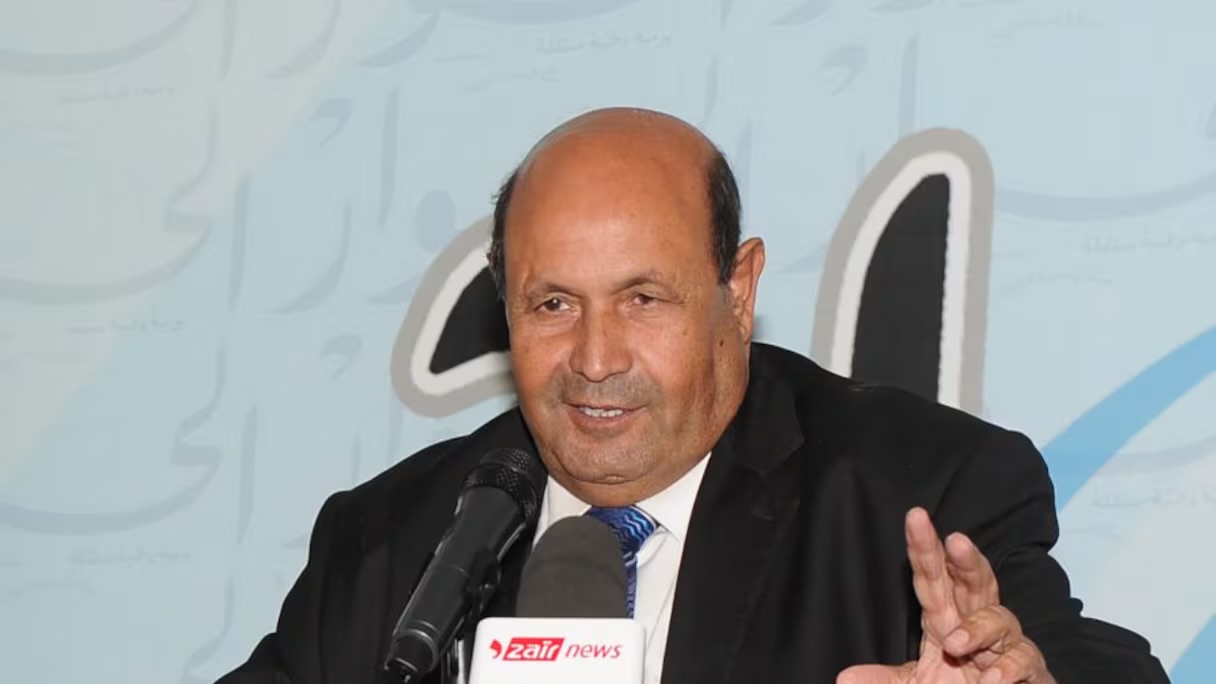 قضاء الجزائر يسجن عميد الصحفيين ويغلق قناة خاصة بسبب تصريح
