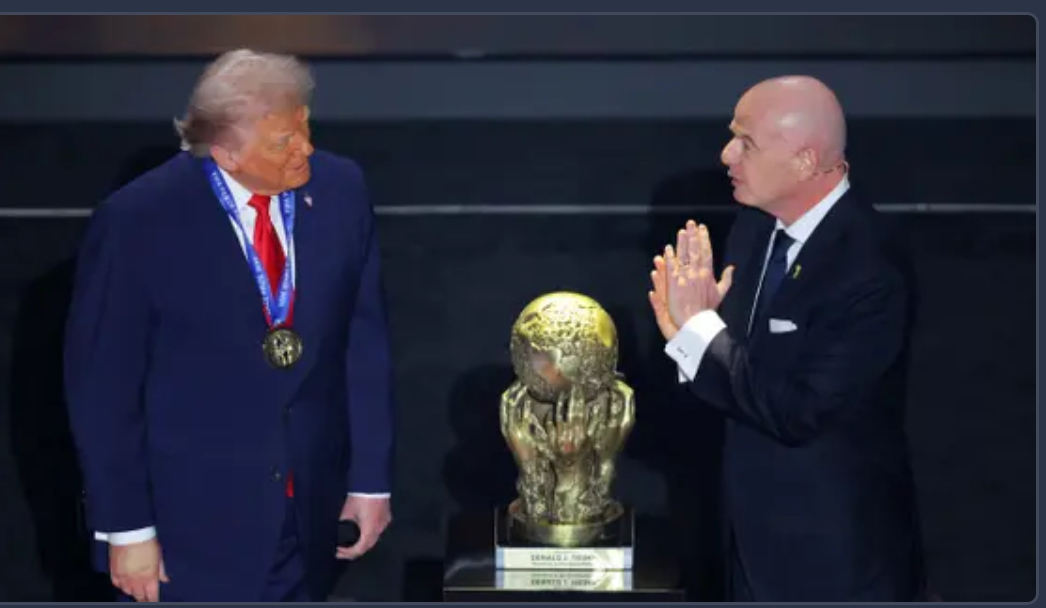 ترامب يتوج بجائزة فيفا الجديدة للسلام خلال حفل قرعة مونديال 2026