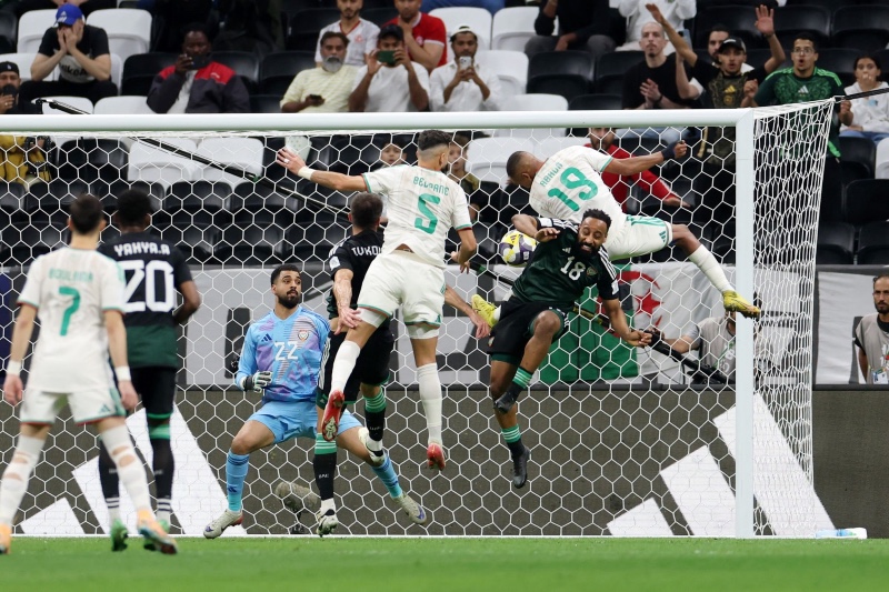 الإمارات تُقصي الجزائر بركلات الترجيح لمواجهة المغرب في النصف