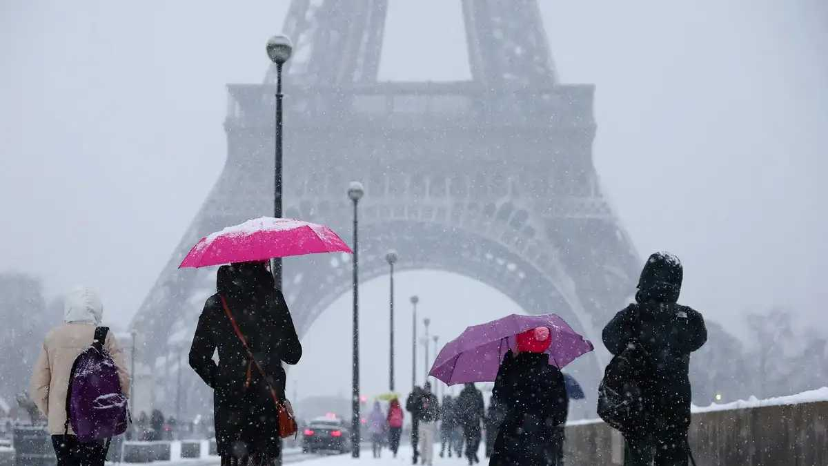 ثلوج باريس تشل المطارات وتلغي 140 رحلة جوية