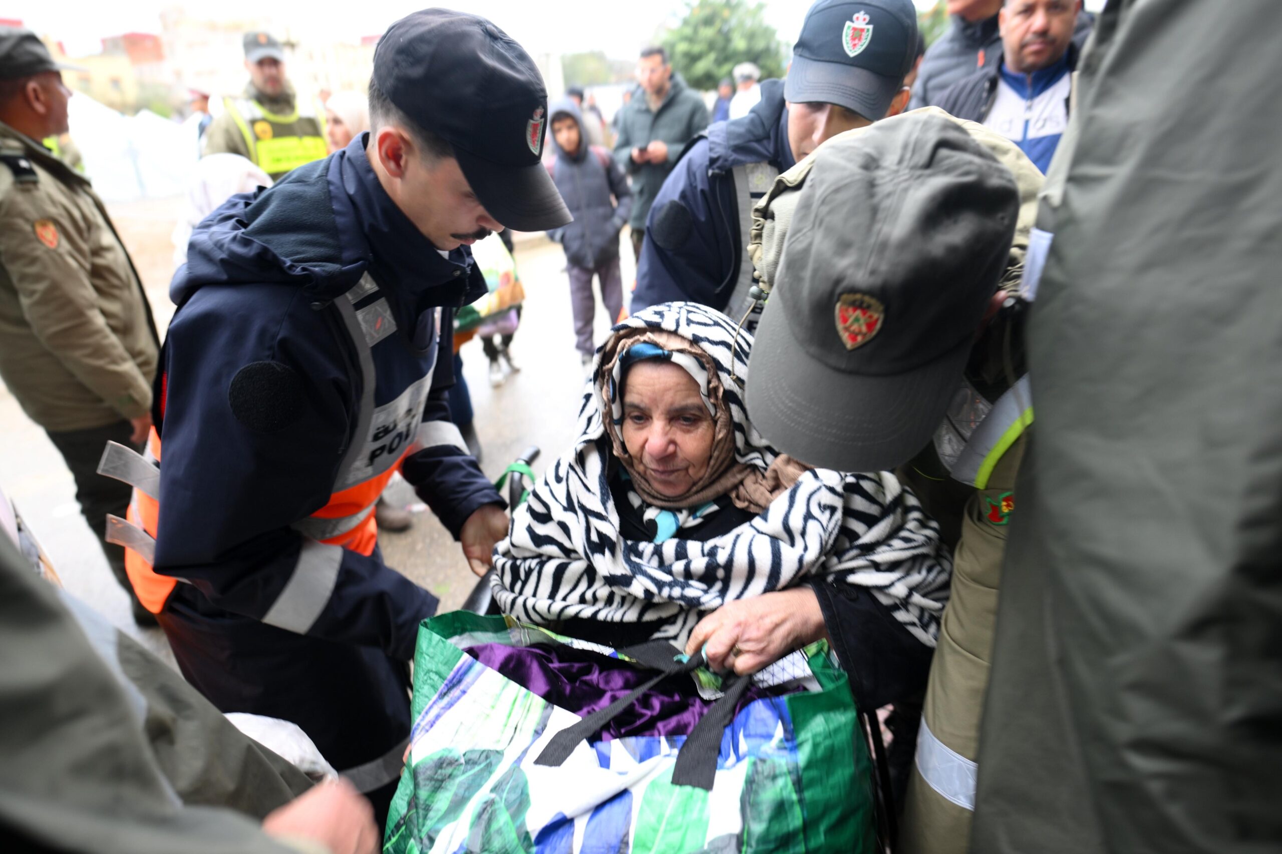 القصر الكبير.. تواصل عميلة إجلاء المواطنين إلى المناطق الآمنة