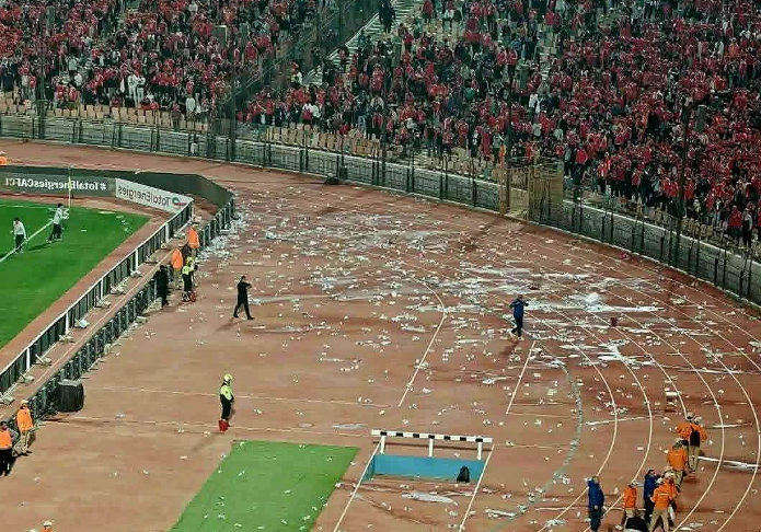 الكاف يفتح تحقيقًا في أحداث مباراة الأهلي والجيش الملكي