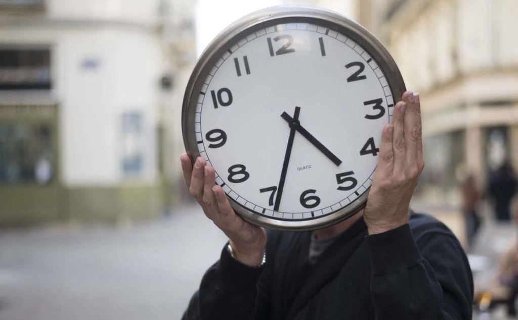 الخراطي: الساعة الإضافية ترهق المغاربة وتفتقر للجدوى الاقتصادية الخراطي: الساعة الإضافية ترهق المغاربة وتفتقر للجدوى الاقتصادية