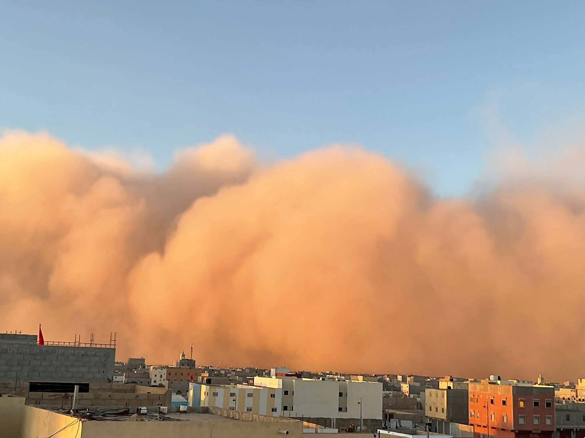 عاصفة رملية تضرب مدن الصحراء المغربية وتشل حركة المرور(فيديو)