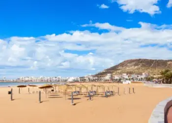 شواطئ المغرب تتحسن بيئيا لكن التلوث لا يزال مقلقا