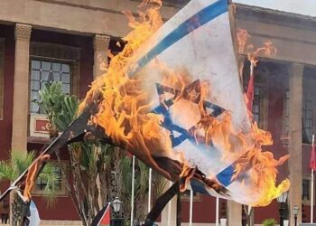 شكاية ضد نشطاء أحرقوا علم إسرائيل بتهمة “التحريض ضد اليهود”