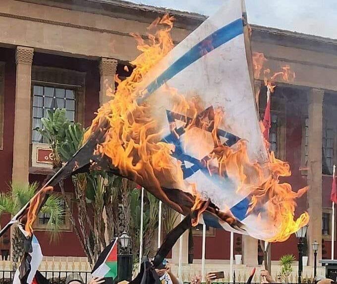 شكاية ضد نشطاء أحرقوا علم إسرائيل بتهمة “التحريض ضد اليهود”