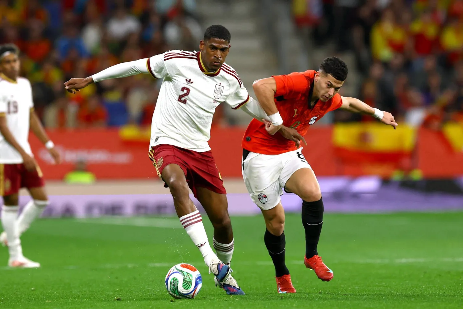 “فيفا” يفتح تحقيقا بشأن هتافات عنصرية خلال مباراة إسبانيا ومصر