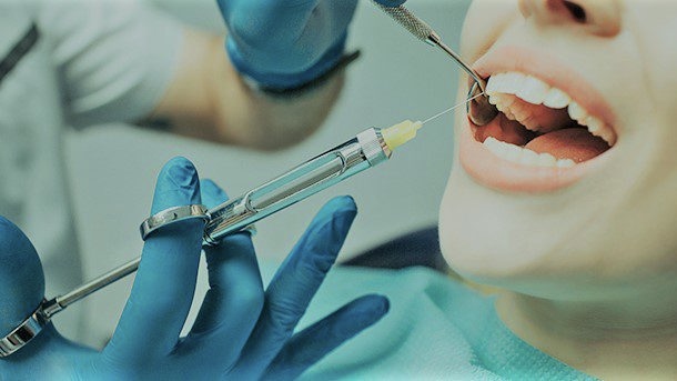 طب الأسنان العشوائي.. مهنيون يدقون ناقوس الخطر طب الأسنان العشوائي.. مهنيون يدقون ناقوس الخطر