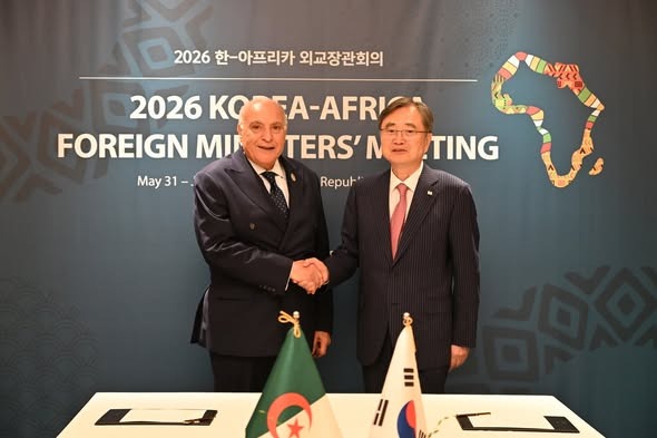 الجزائر تتجنب الحديث عن الصحراء والبوليساريو أمام كوريا الجزائر تتجنب الحديث عن الصحراء والبوليساريو أمام كوريا