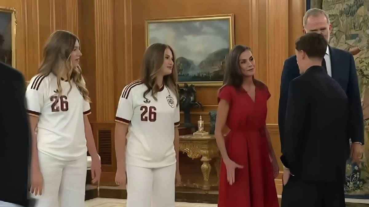 ملك إسبانيا يخص لامين بسلام مختلف خلال استقبال “لاروخا” (فيديو) ملك إسبانيا يخص لامين بسلام مختلف خلال استقبال “لاروخا” (فيديو)
