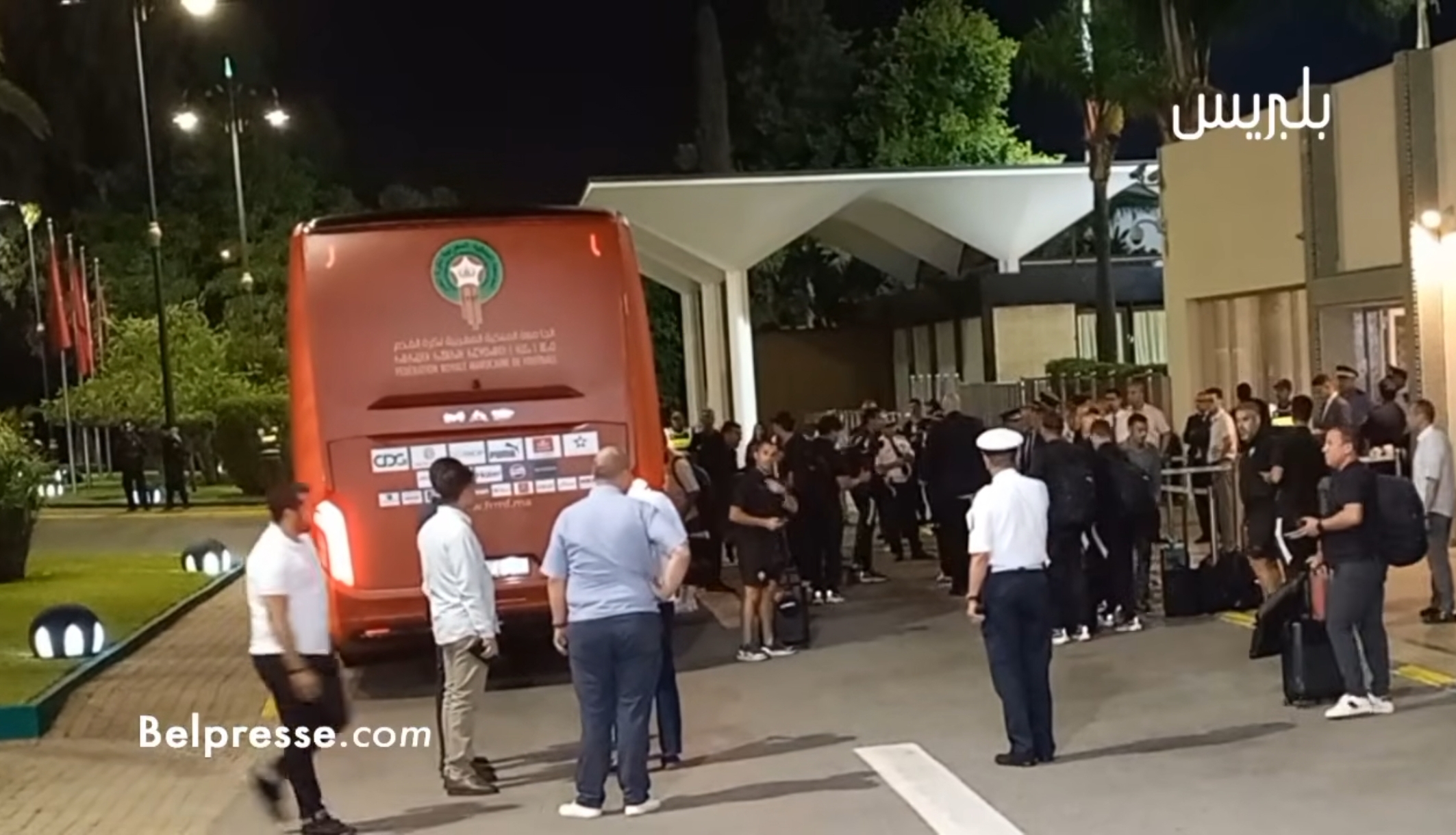سلا 17 هكذا استقبلت الجماهير المنتخب المغربي بمطار الرباط-سلا (فيديو)