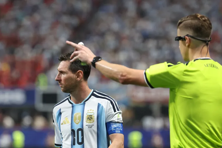 أبرز القرارات التحكيمية المثيرة للجدل في كأس العالم 2026 أبرز القرارات التحكيمية المثيرة للجدل في كأس العالم 2026