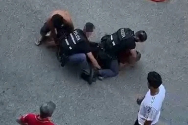 فيديو مصرع مغربي تحت أقدام شرطة إيطاليا يثير غضبا واسعا فيديو مصرع مغربي تحت أقدام شرطة إيطاليا يثير غضبا واسعا