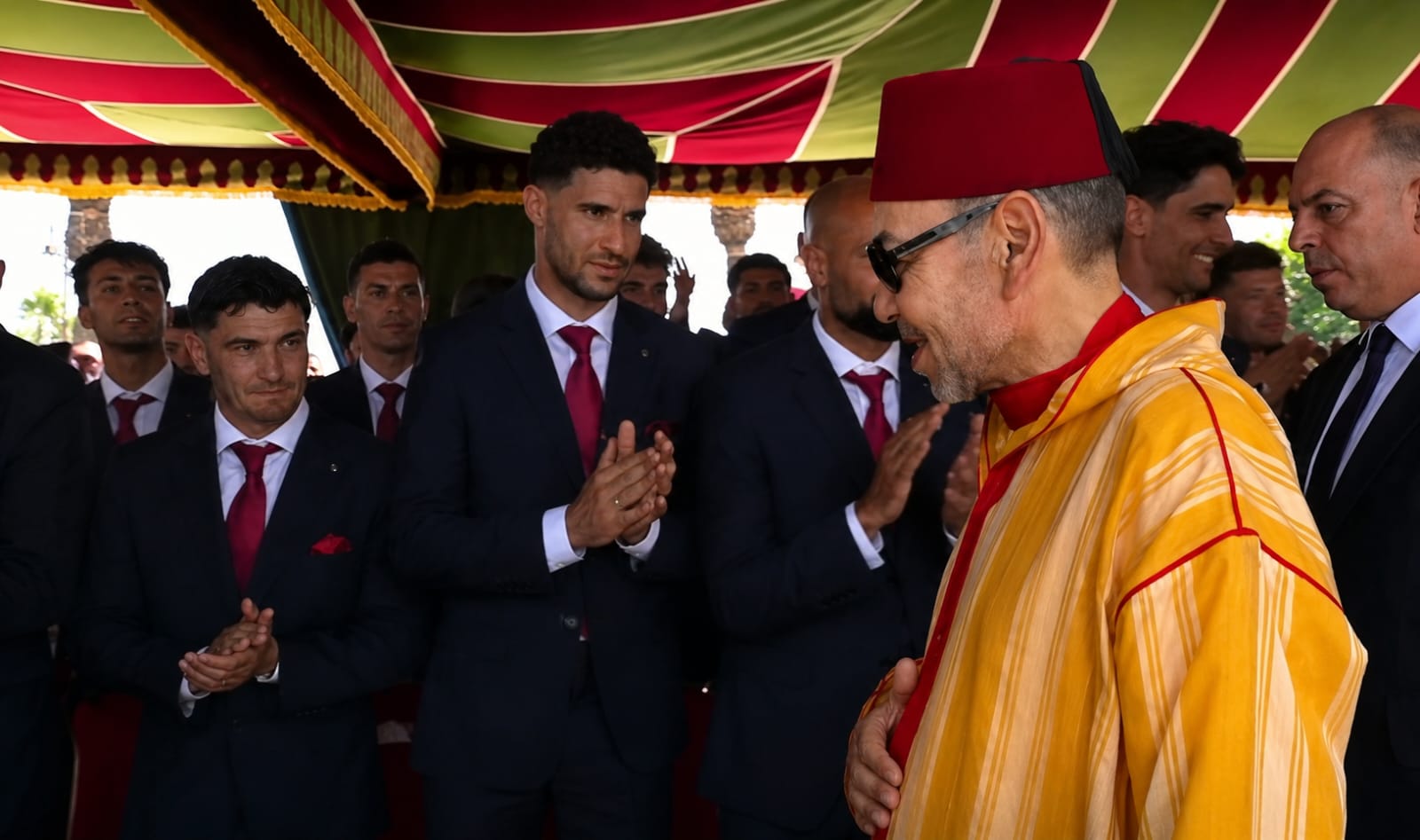 لاعبو المنتخب الوطني حاضرون في استقبال عيد العرش (فيديو) لاعبو المنتخب الوطني حاضرون في استقبال عيد العرش (فيديو)