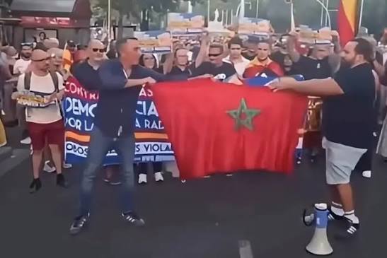 تمزيق علم المغرب على يد يميني إسباني يثير موجة استنكار ومطالب بالرد تمزيق علم المغرب على يد يميني إسباني يثير موجة استنكار ومطالب بالرد
