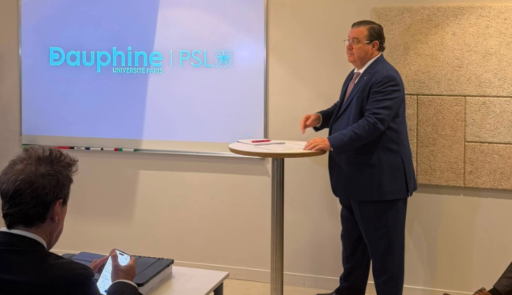العصامي إدريس السنتيسي يناقش أطروحة الدكتوراه بجامعة دوفين بباريس العصامي إدريس السنتيسي يناقش أطروحة الدكتوراه بجامعة دوفين بباريس